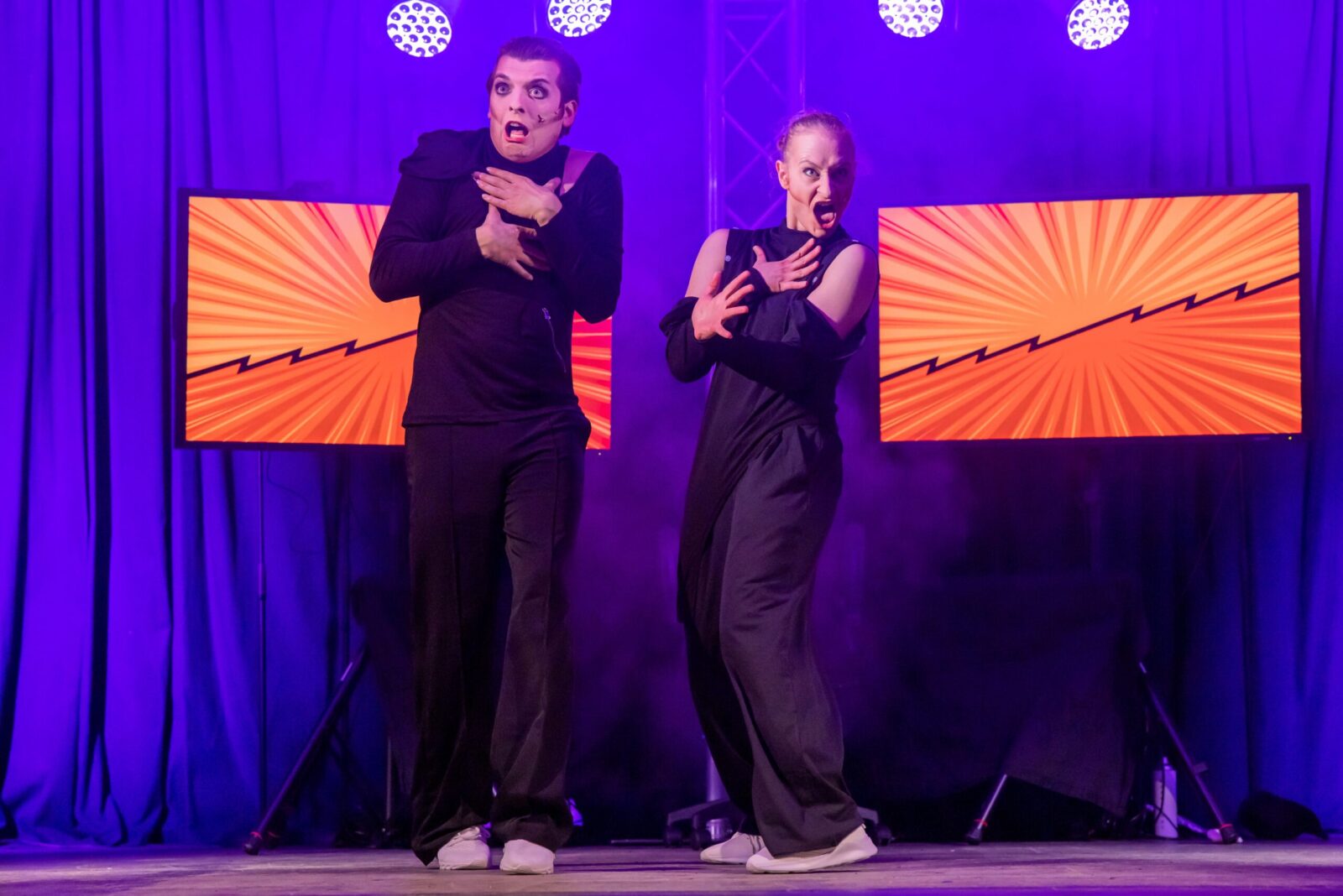 Markus Beisel (Dragqueen), Ronja Rückgauer (Frau) © Rhein-Neckar-Theater