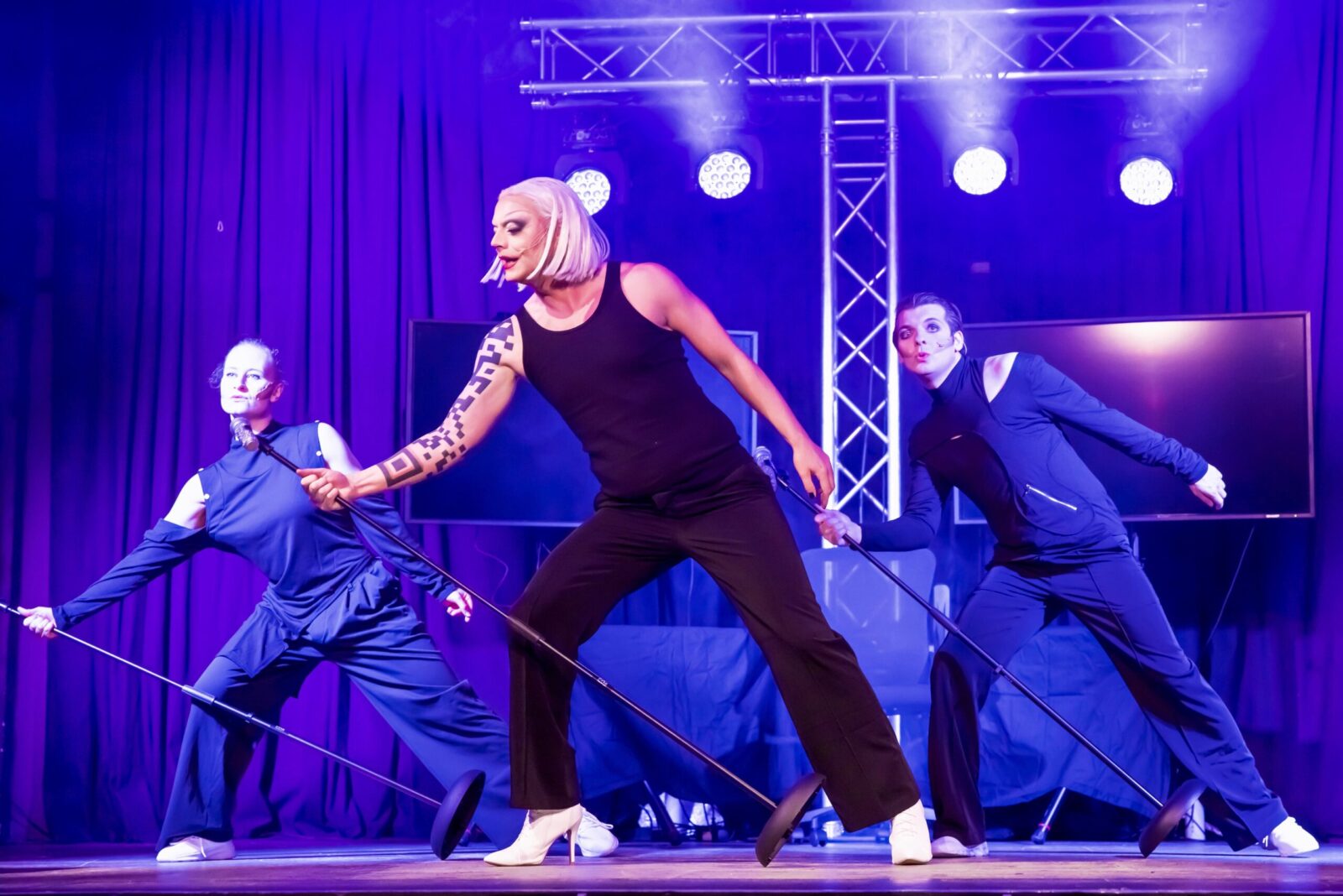 Ronja Rückgauer (Frau), Markus Beisel (Dragqueen), Denis Bode (Mann) © Rhein-Neckar-Theater