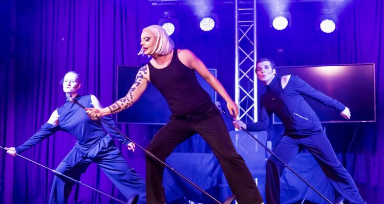 Ronja Rückgauer (Frau), Markus Beisel (Dragqueen), Denis Bode (Mann) © Rhein-Neckar-Theater