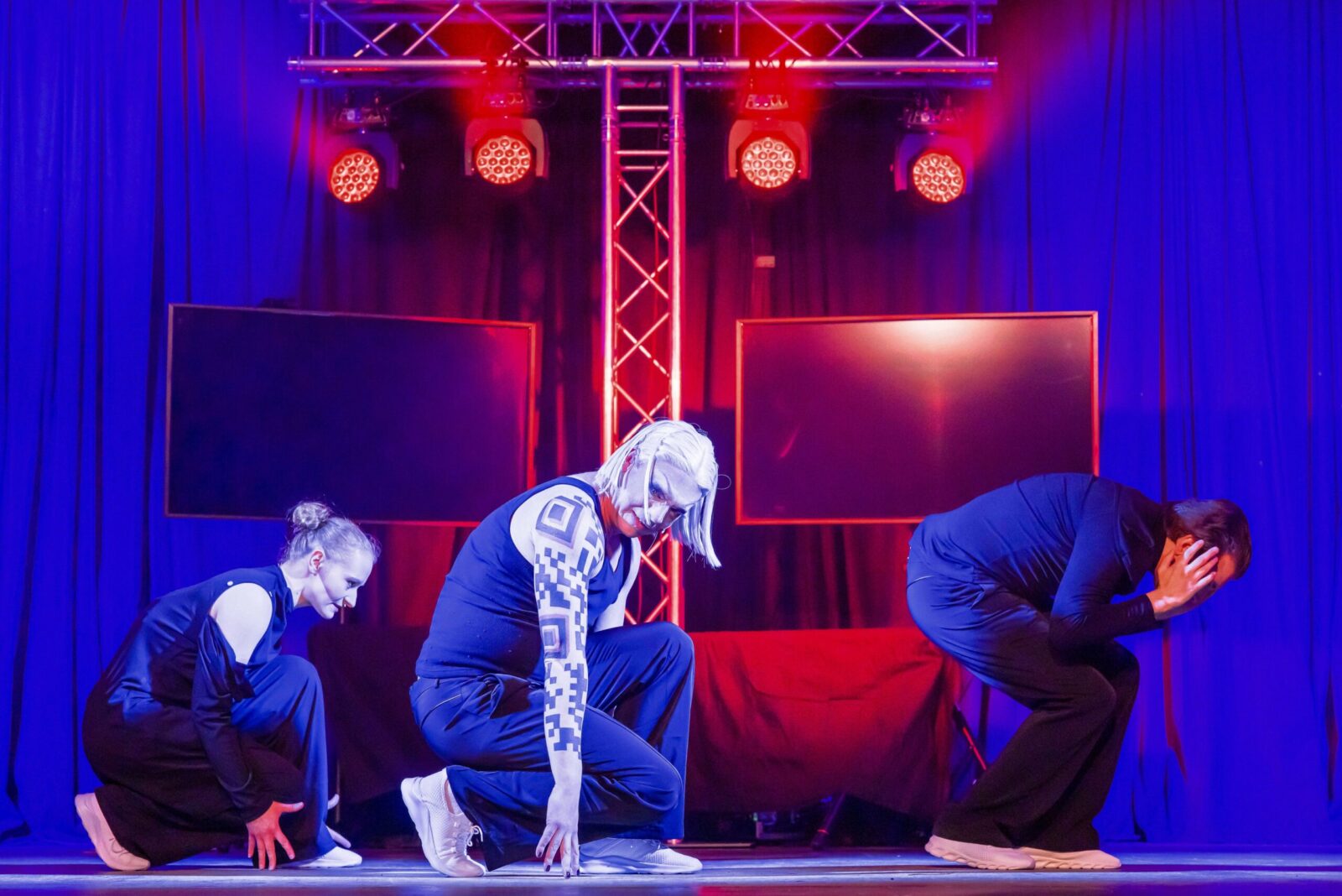 Ronja Rückgauer (Frau), Markus Beisel (Dragqueen), Denis Bode (Mann) © Rhein-Neckar-Theater