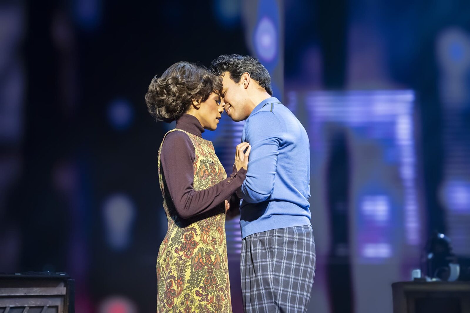Tina (Elle N'Zuzi), Raymond (Samuel Sarpong-Broni) &copy; Johan Persson