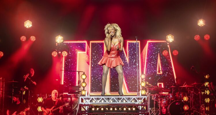 Jochebel MacCarthy als Tina Turner &copy; Johan Persson