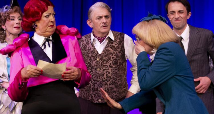 Lisa Scheibner (Dorothy), Karin Hartmann (Florence Foster Jenkins), Dirk Schmidt (St. Clair Bayfield), Larissa Emma Voulgarelis, Jakob Gühring (Cosme McMoon) © Kai Wido Meyer