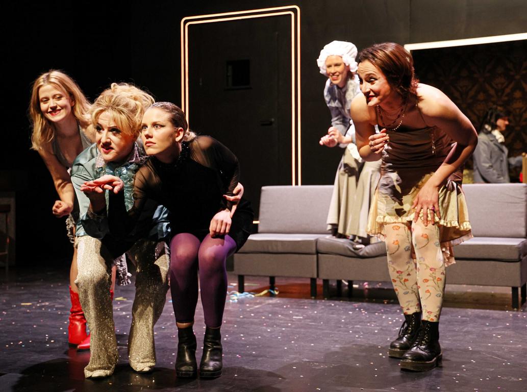 Camille Dombrowsky, Silke Buchholz, Emily Mrosek, Lena Maria Eikenbusch, Anna Seeberger, Dominik Dittrich © Freilichtspiele Schwäbisch Hall, Ufuk Arslan
