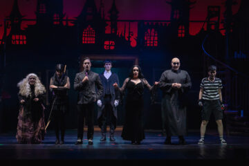 Pia Tichy (Grandma), Mariella Tichy (Wednesday), Benedict Lind (Gomez), Corin Höhl (Lurch), Clara Hecker (Morticia), Kai Winter (Fester), Tobias Charles Baum-Reuter (Pugsley) © Svenja Drewitz