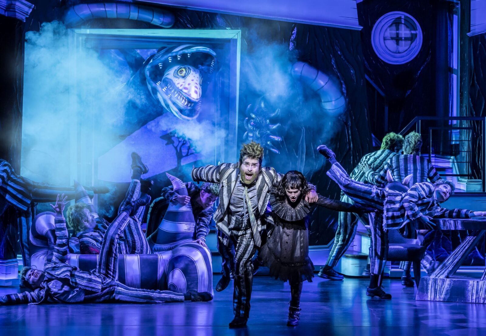 David Fynn (Beetlejuice), Hannah Nordberg (Lydia Deetz), Company &copy; Johan Persson