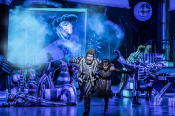 David Fynn (Beetlejuice), Hannah Nordberg (Lydia Deetz), Company &copy; Johan Persson