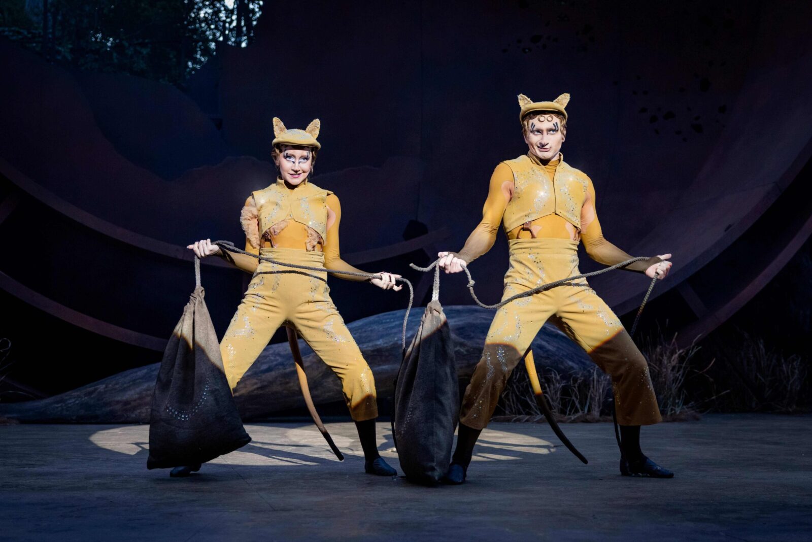 Briana Craig (Rumpleteazer), Danny Nattrass (Mungojerrie) © Mark Senior