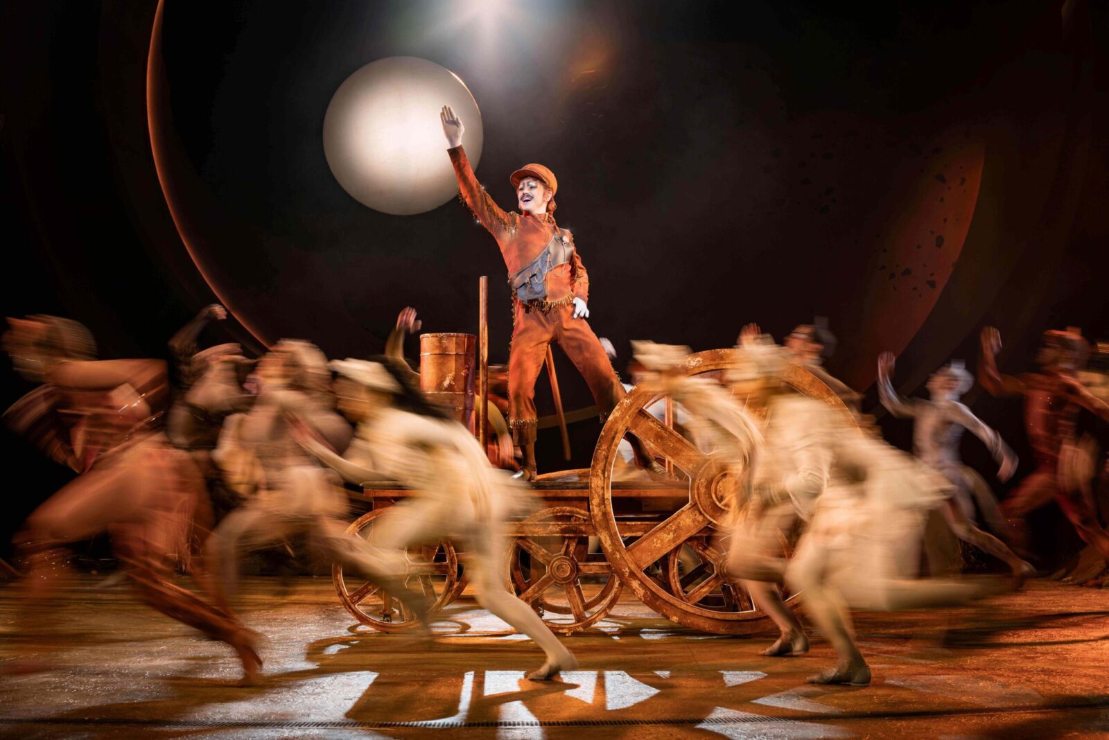 Matthew Caputo (Skimbleshanks), Ensemble © Mark Senior