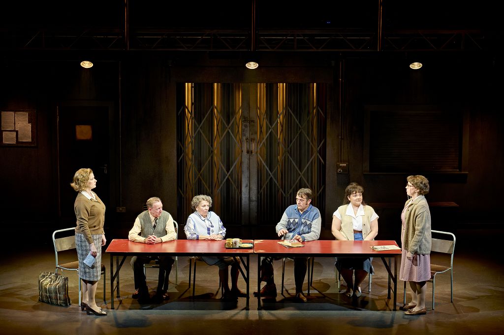 Caroline Sheen (Maureen), Darren Lawrence (Cliff), Gillian Elisa (Gwen), Matthew Woodyatt (Dai), Sarah Pugh (Siân), Kirsty Malpass (Hefina) © Manuel Harlan