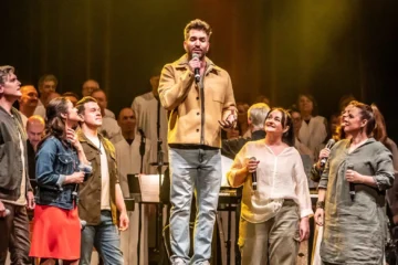 Maria Magdalena (Lucy Scherer), Jesus (Riccardo Greco) und Ensemble, "Jesus Christ Superstar" 2026 &copy; Helmut Dell