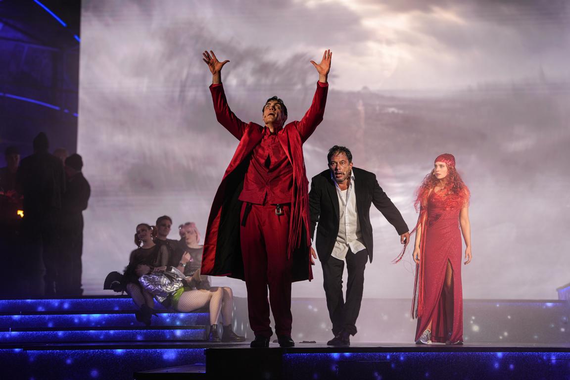 Mischa Warken (Mephisto), Marko Gebbert (Faust), Tiffany Köberich (Hexe) © Olaf Struck