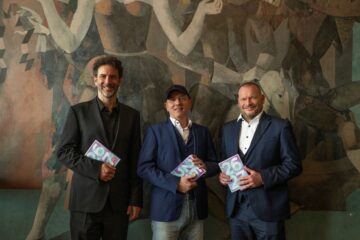 Rubén Dubrovsky (Chefdirigent), Josef E. Köpplinger (Staatsintendant), Karl Alfred Schreiner (Ballettdirektor) bei der Spielplanpräsentation 2026/27 &copy; Anna Schnauss