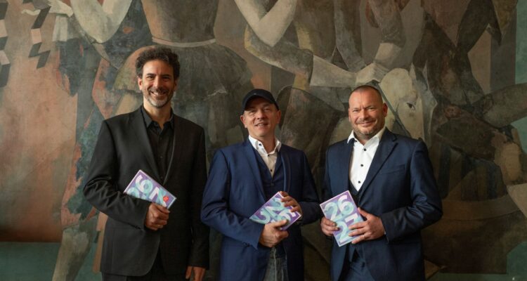 Rubén Dubrovsky (Chefdirigent), Josef E. Köpplinger (Staatsintendant), Karl Alfred Schreiner (Ballettdirektor) bei der Spielplanpräsentation 2026/27 &copy; Anna Schnauss
