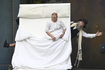 Stephanie Theiß (Golde), Klaus-Michael Nix (Rabbi) © Theater Trier/Martin Kaufhold