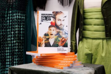 Spielzeitheft des Theaters für Niedersachsen &copy; Tim Müller