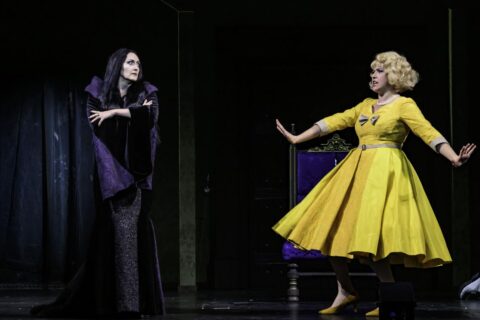 Tina Podstawa (Mortica Addams), Verena Lorenz (Alice Beineke) © Bettina Stöß