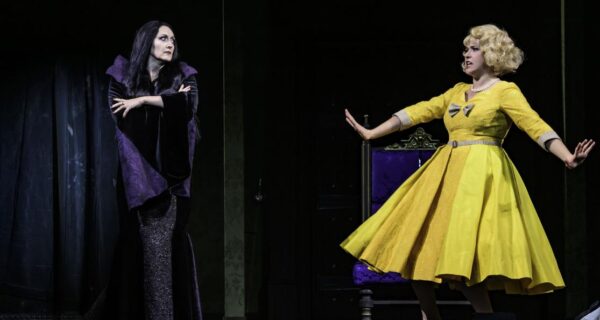 Tina Podstawa (Mortica Addams), Verena Lorenz (Alice Beineke) © Bettina Stöß