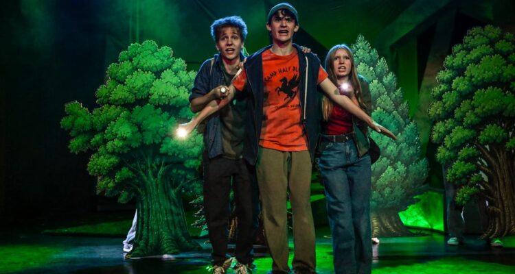 Maximilian Teschner (Percy Jackson), Zoltán Selo (Grover Underwood), Lina Gräfe (Annabeth Chase) © Matthias Jung, Junges Theater Bonn