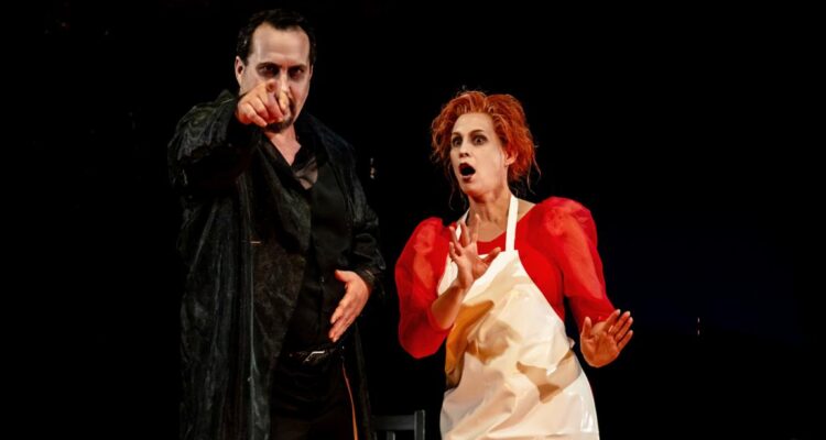 Thomas Rettensteiner (Sweeney Todd), Evelyn Krahe (Mrs. Lovett) © Peter van Heesen