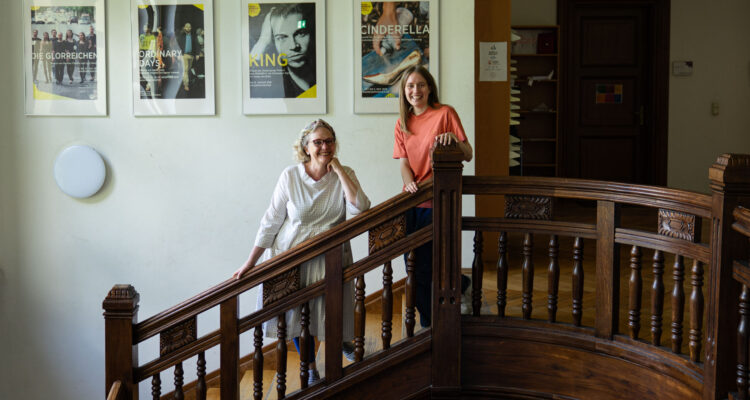 Studiengangsleiterin Prof. Marianne Larsen und Künstlerische Produktionsleiterin Agnes Wiener &copy; Bayerische Theaterakademie August Everding