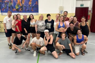 Unsere Autorinnen inmitten des Teams von "The Band" © Franziska Schuster
