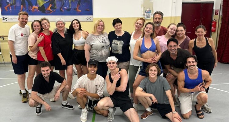 Unsere Autorinnen inmitten des Teams von "The Band" © Franziska Schuster