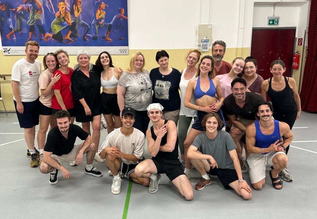 Unsere Autorinnen inmitten des Teams von "The Band" © Franziska Schuster