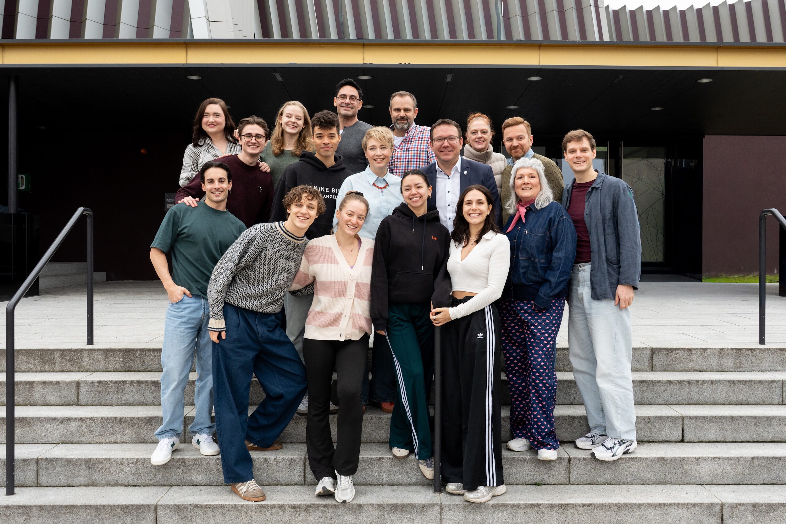 Intendant & Regisseur Alex Balga, Produzent Christoph Heigl und Amstettens Bürgermeister Christian Haberhauer mit dem Cast von "The Band" (nicht am Bild: Florian Heinke, der Fin Holzwart (ganz rechts) ersetzt) © AVB Zechmeister
