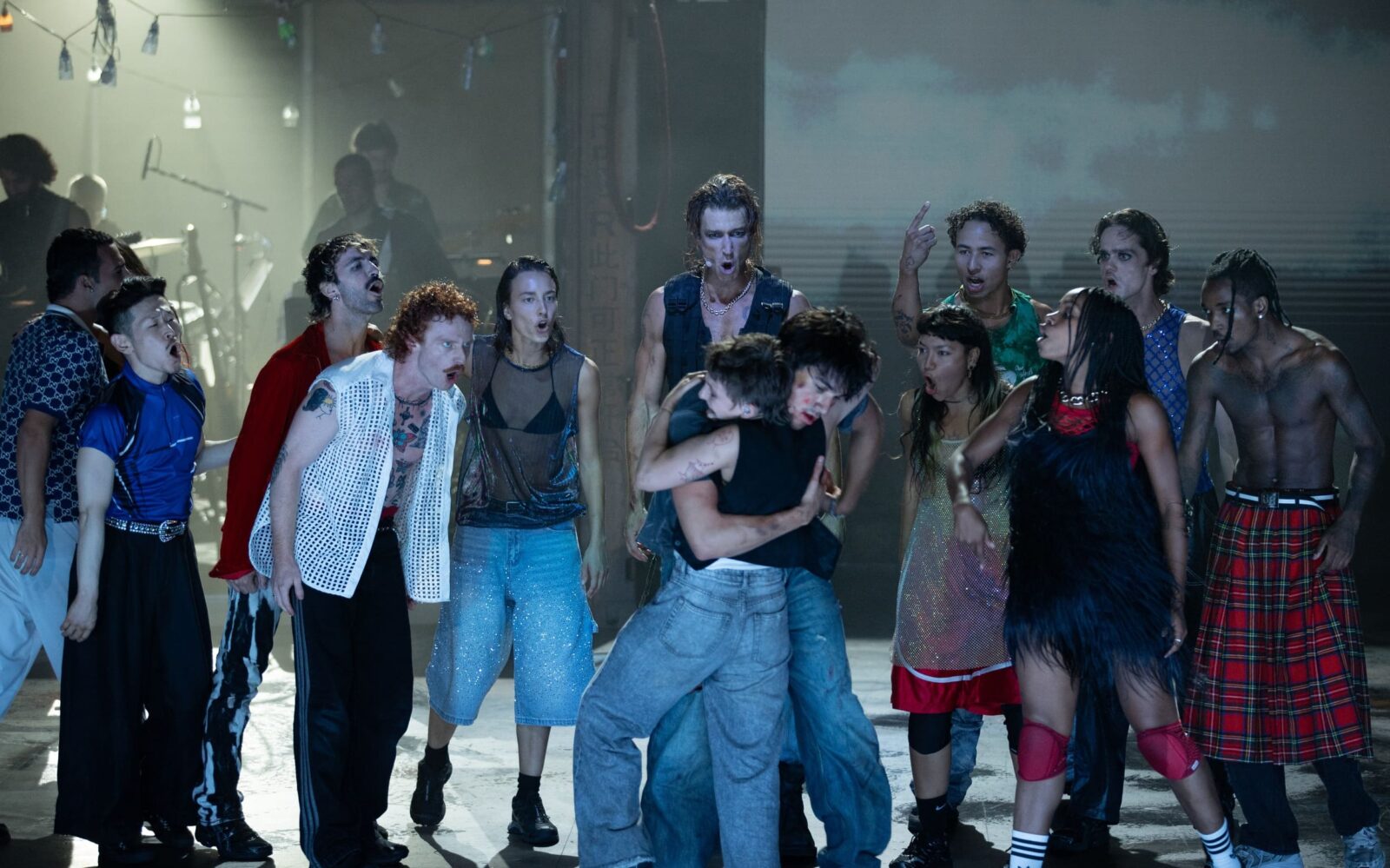 Daniel Donskoy, Diego Rodriguez, Ari Notartomaso (Mitte) & Ensemble in "Rebel, Rebel" © Jan Versweyveld, Ruhrtriennale 2026