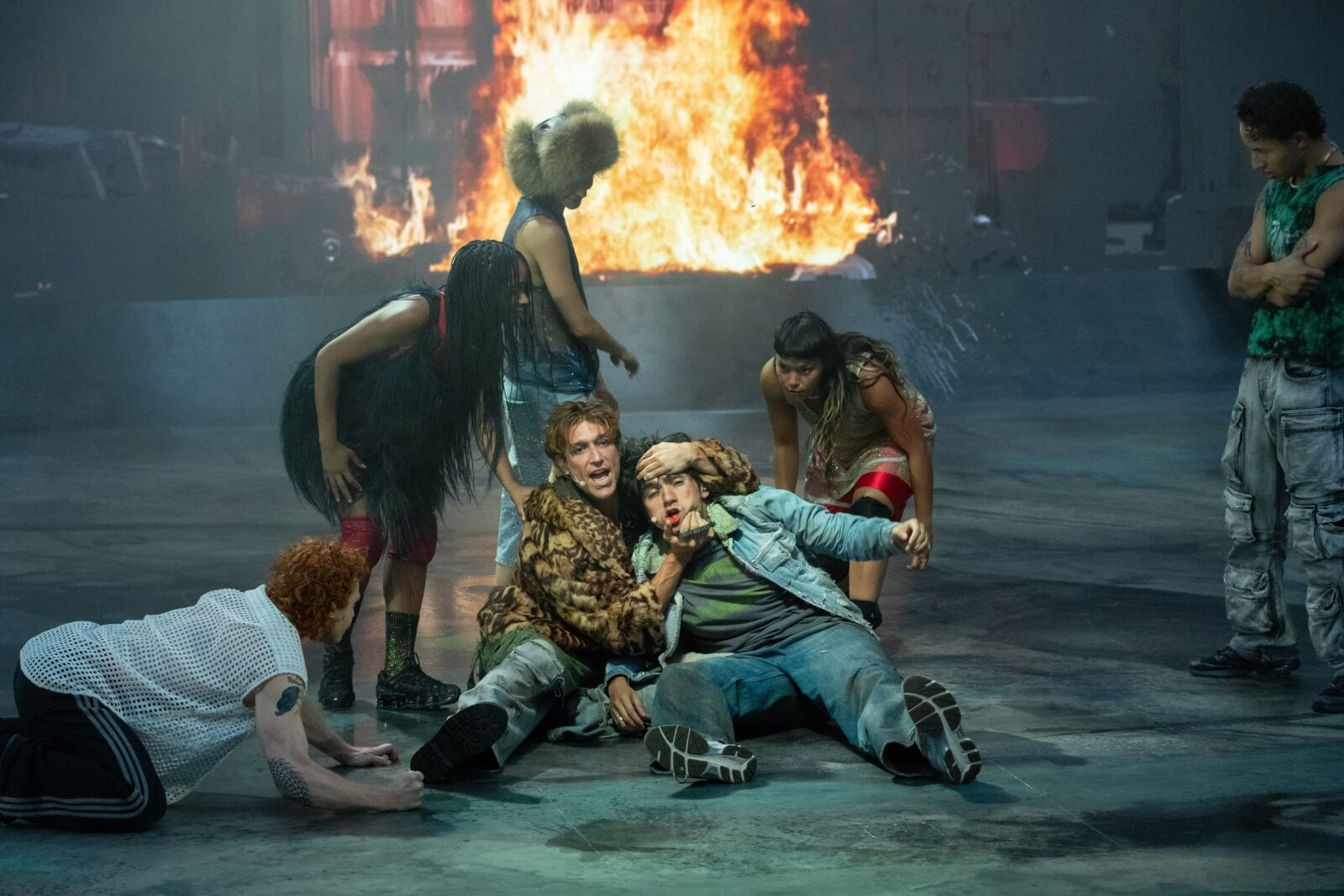 Daniel Donskoy, Diego Rodriguez (Mitte, v.l.n.r.) & Ensemble in "Rebel, Rebel" © Jan Versweyveld, Ruhrtriennale 2026