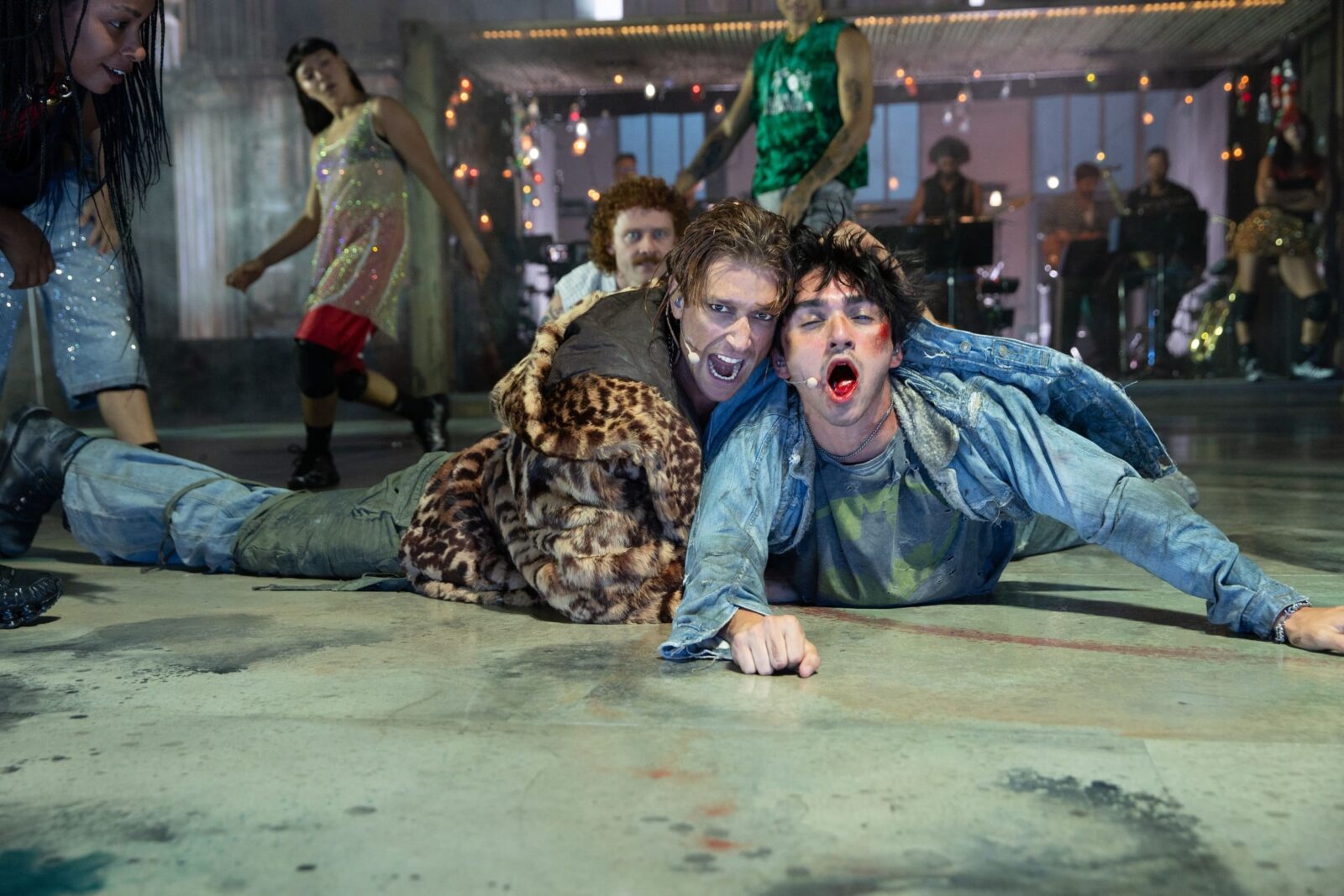 Daniel Donskoy, Diego Rodriguez (v.l.n.r.) & Ensemble in "Rebel, Rebel" © Jan Versweyveld, Ruhrtriennale 2026
