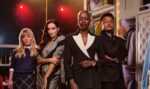 Der Cast der Deutschland-Permiere von "Der Teufel trägt Prada": Florence Kasumba (Miranda Priestly) vorne im Bild, mit Isabel Waltsgott (Andy Sachs), Alexandra-Yoana Alexandrova (Emily) und Elindo Avastia (Nigel). © Matt Crockett / Stage Entertainment