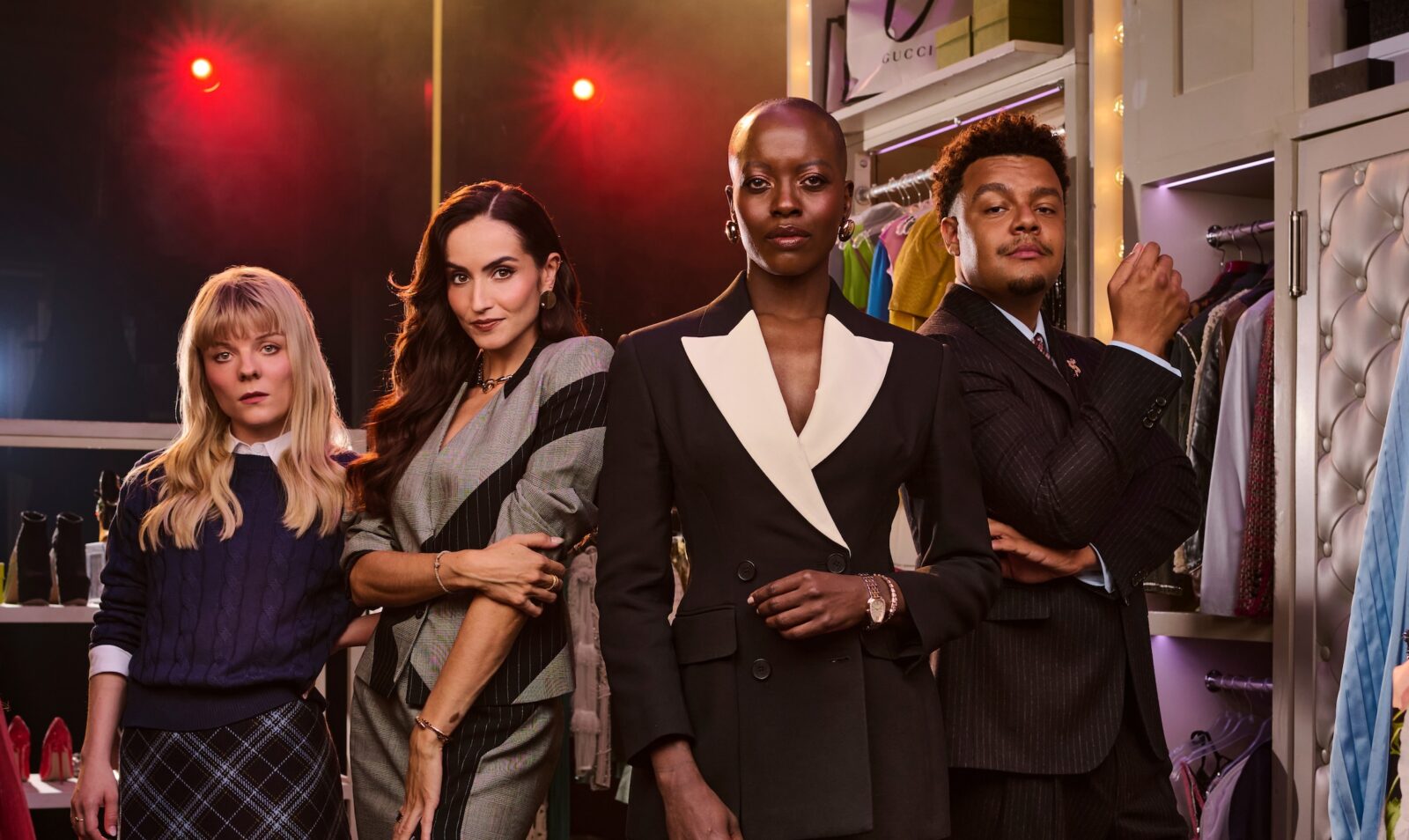 Der Cast der Deutschland-Permiere von "Der Teufel trägt Prada": Florence Kasumba (Miranda Priestly) vorne im Bild, mit Isabel Waltsgott (Andy Sachs), Alexandra-Yoana Alexandrova (Emily) und Elindo Avastia (Nigel). © Matt Crockett / Stage Entertainment