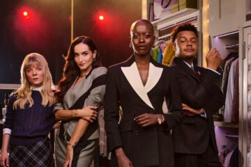Der Cast der Deutschland-Permiere von "Der Teufel trägt Prada": Florence Kasumba (Miranda Priestly) vorne im Bild, mit Isabel Waltsgott (Andy Sachs), Alexandra-Yoana Alexandrova (Emily) und Elindo Avastia (Nigel). © Matt Crockett / Stage Entertainment